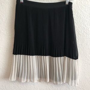 BEBE Short Two Toned Black & White Pleated Skirt
